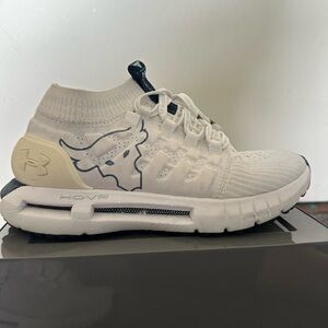 UA HOVR Sneaker, size 8 white